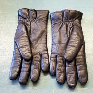 FOWNES, WOMEN'S, leather gloves. Size 8. Lined and in very good used condition.